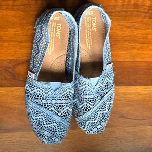 Size 6.5 blue crochet Tom shoes